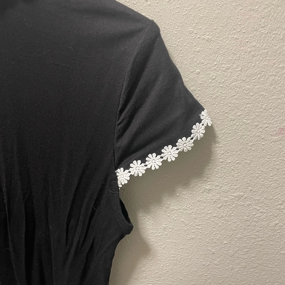 Black cute blouse. - Picture 3 of 5